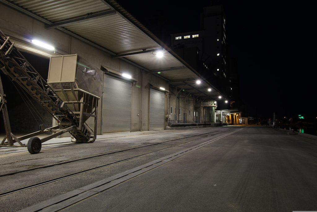 Beleuchtetes Industrie- und Gewerbeareal bei Nacht für Streifen- und Revierdienst
