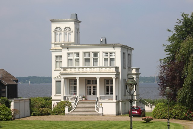Modernes Wohnhaus in natürlicher Umgebung