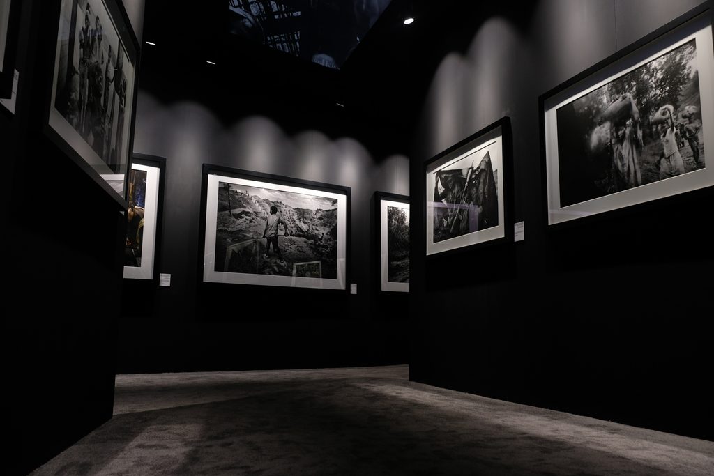 Ausstellungsraum mit gerahmten Fotografien in einer Galerie